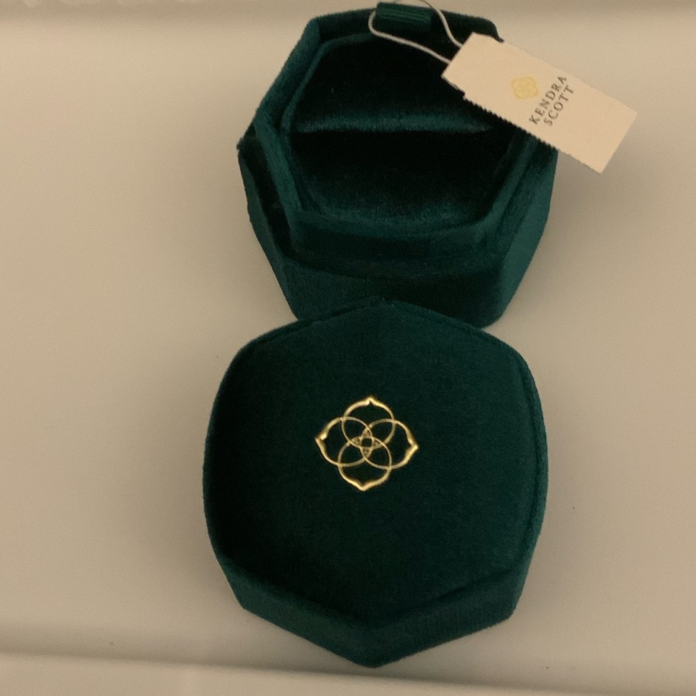 BFSale ❣️ Kendra Scott emerald velvet case